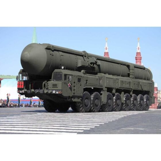 1/35 15U175 TEL of RS-12M1 Topol-M ICBM Complex Trumpeter 01082 1/35 15U175 TEL of RS-12M1 Topol-M ICBM Complex Trumpeter 01082
