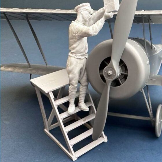 Copper State Models RNAS Mechanic With A Can (1/32) F32-054 Copper State Models RNAS Mechanic With A Can (1/32) F32-054
