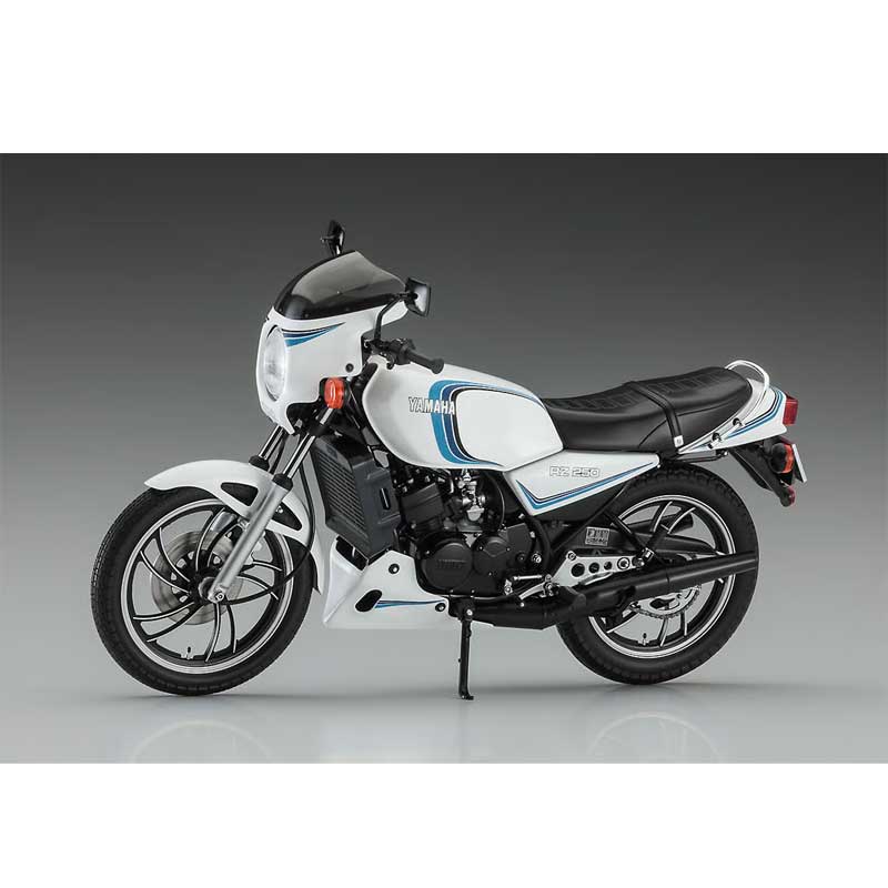 Alternative view of Hasegawa 1982 Yamaha RZ250 (4L3) W/Cowl (1/12) 21758